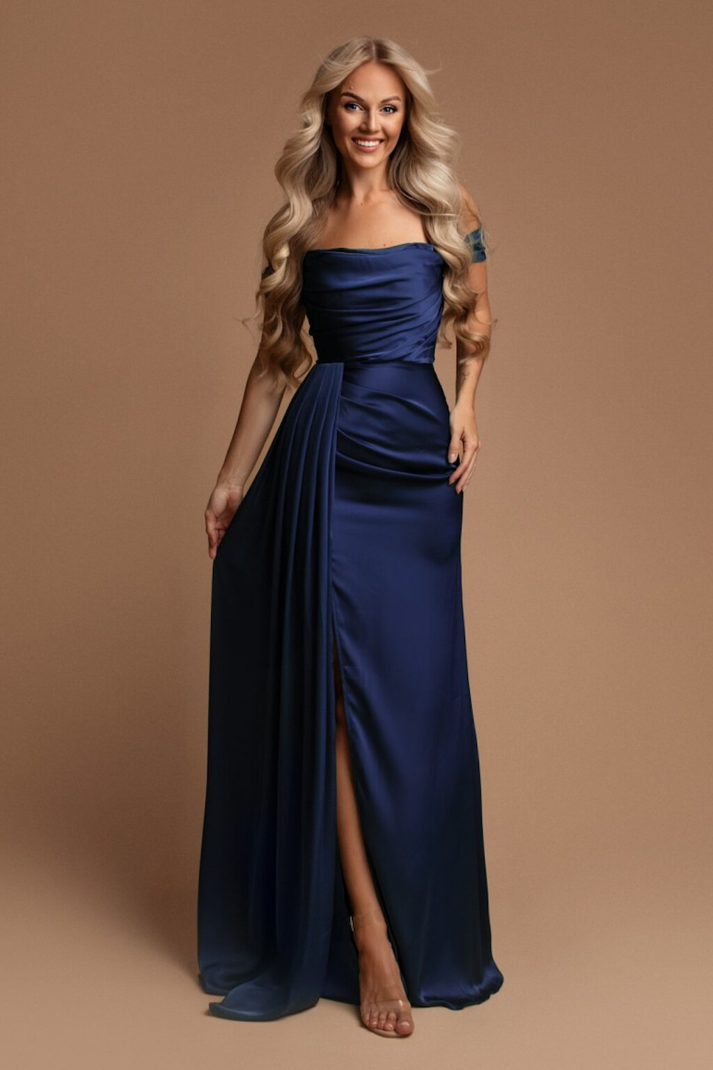 Eva & Lola Tmavomodré priliehavé šaty spustené na ramená Veľkosť: S