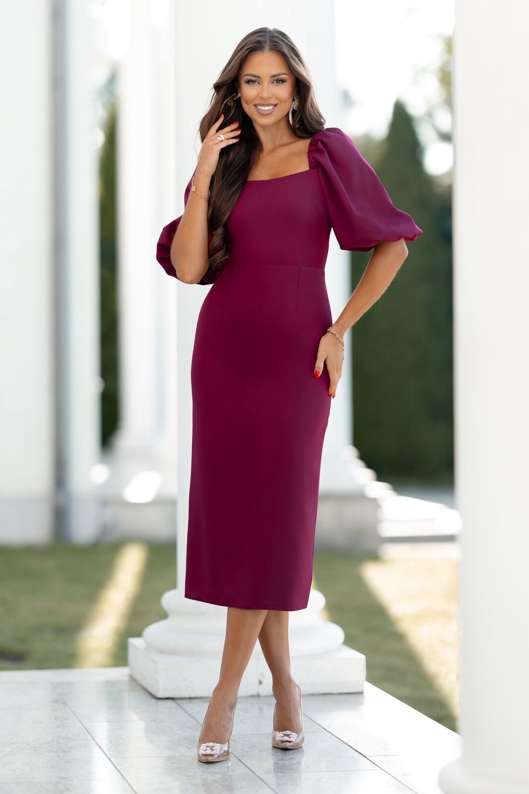 Lacoria Bordové priliehavé midi šaty s balónovými rukávmi Veľkosť: M