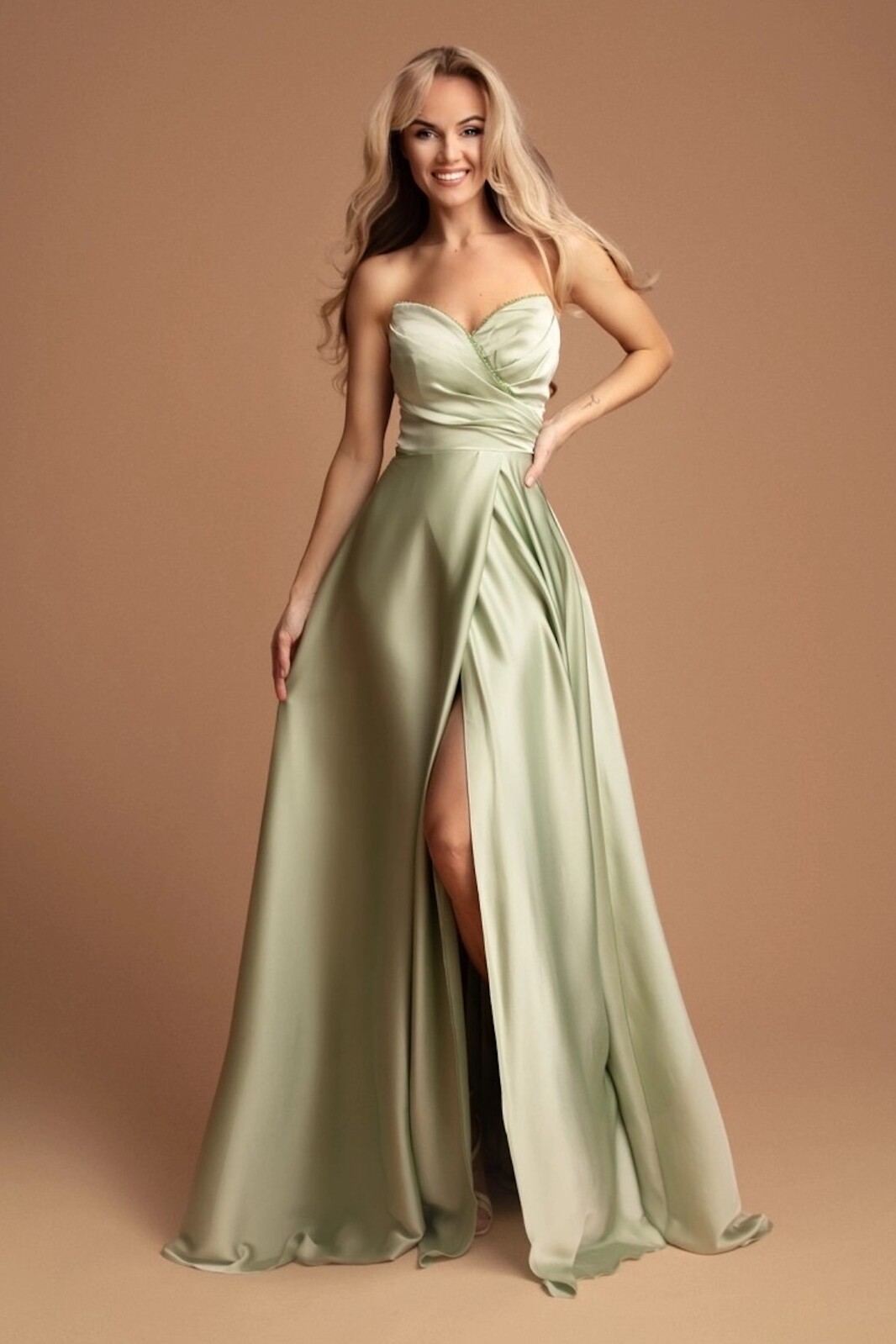 Eva & Lola Poškodený tovar - Zelené saténové šaty s rozparkom Veľkosť: S