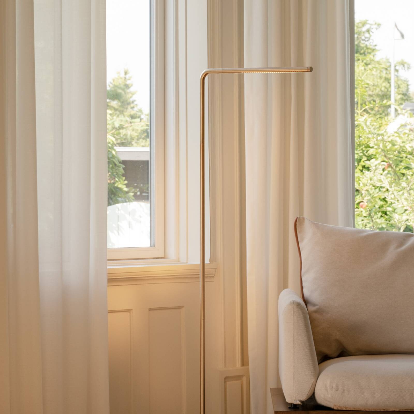 UMAGE LED stojacia lampa Omni, mosadzová farba, výška 143 cm, 2-pl.