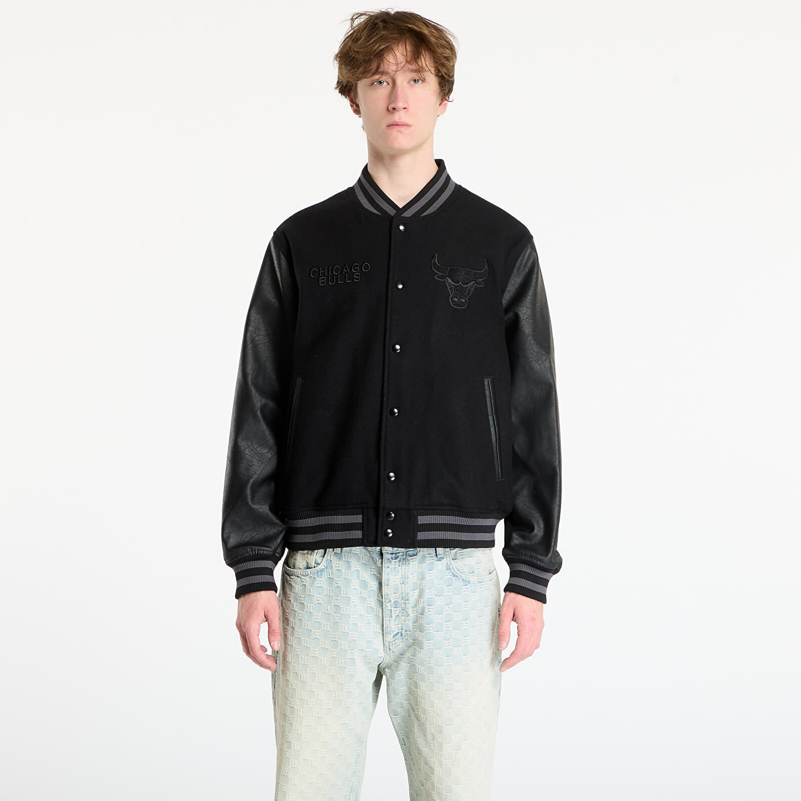 Bunda New Era NBA Chicago Bulls Tonal Patch Varsity Jacket UNISEX Black S