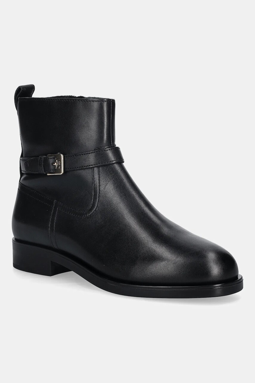 Kožené členkové topánky Tommy Hilfiger TH BUCKLE RIDING LEATHER BOOTIE čierna farba, na plochom podpätku, FW0FW08781