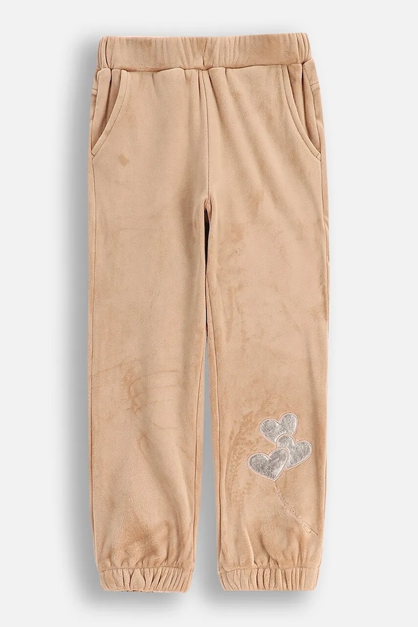 Detské tepláky Coccodrillo béžová farba, s nášivkou, WINTER COSY GRIL KIDS