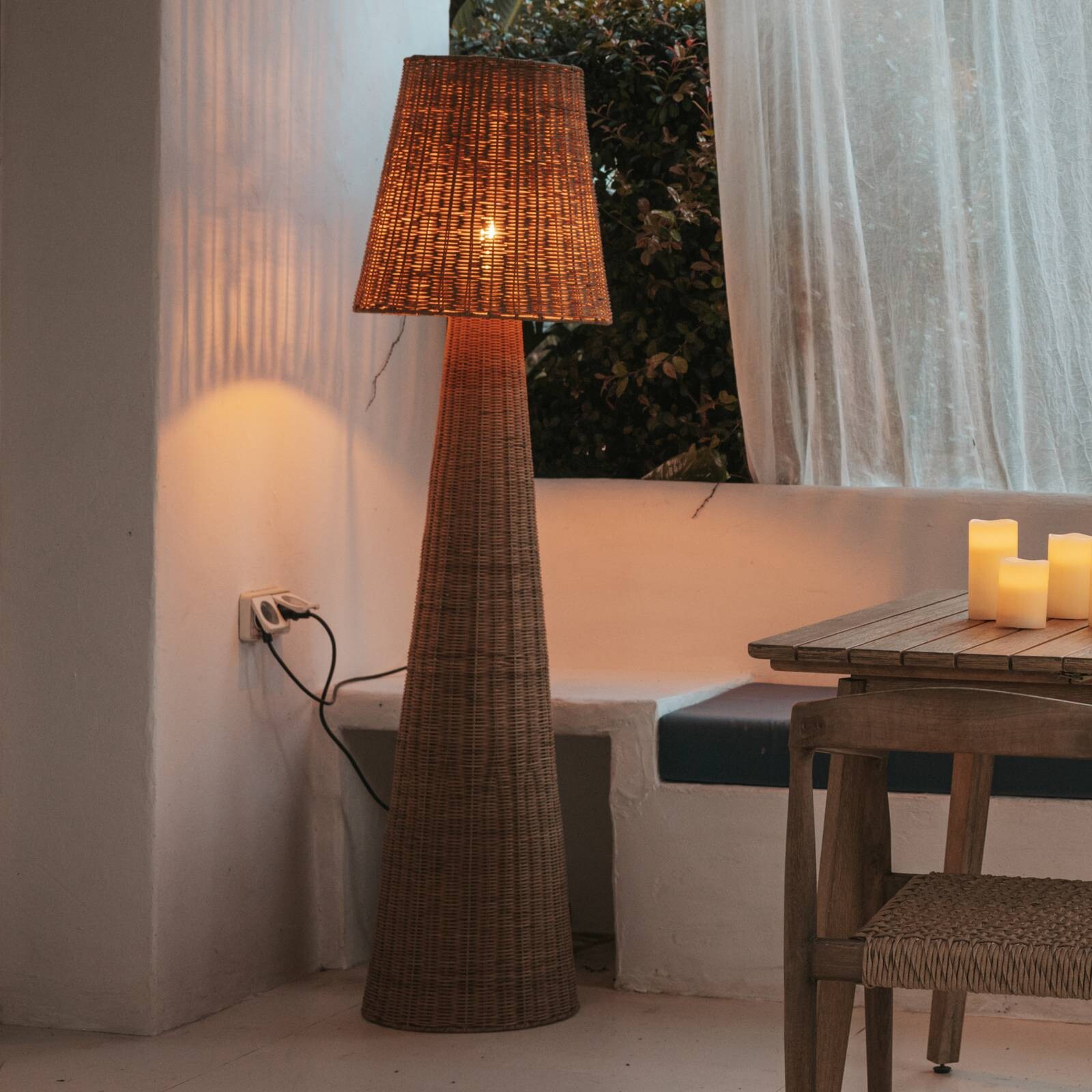 Newgarden stojacia lampa Lola, farba dreva, ratan, IP54