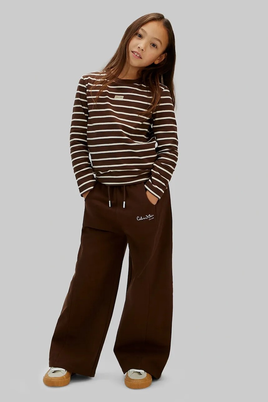 Detské bavlnené tepláky Calvin Klein Jeans hnedá farba, s nášivkou, IG0IG03095