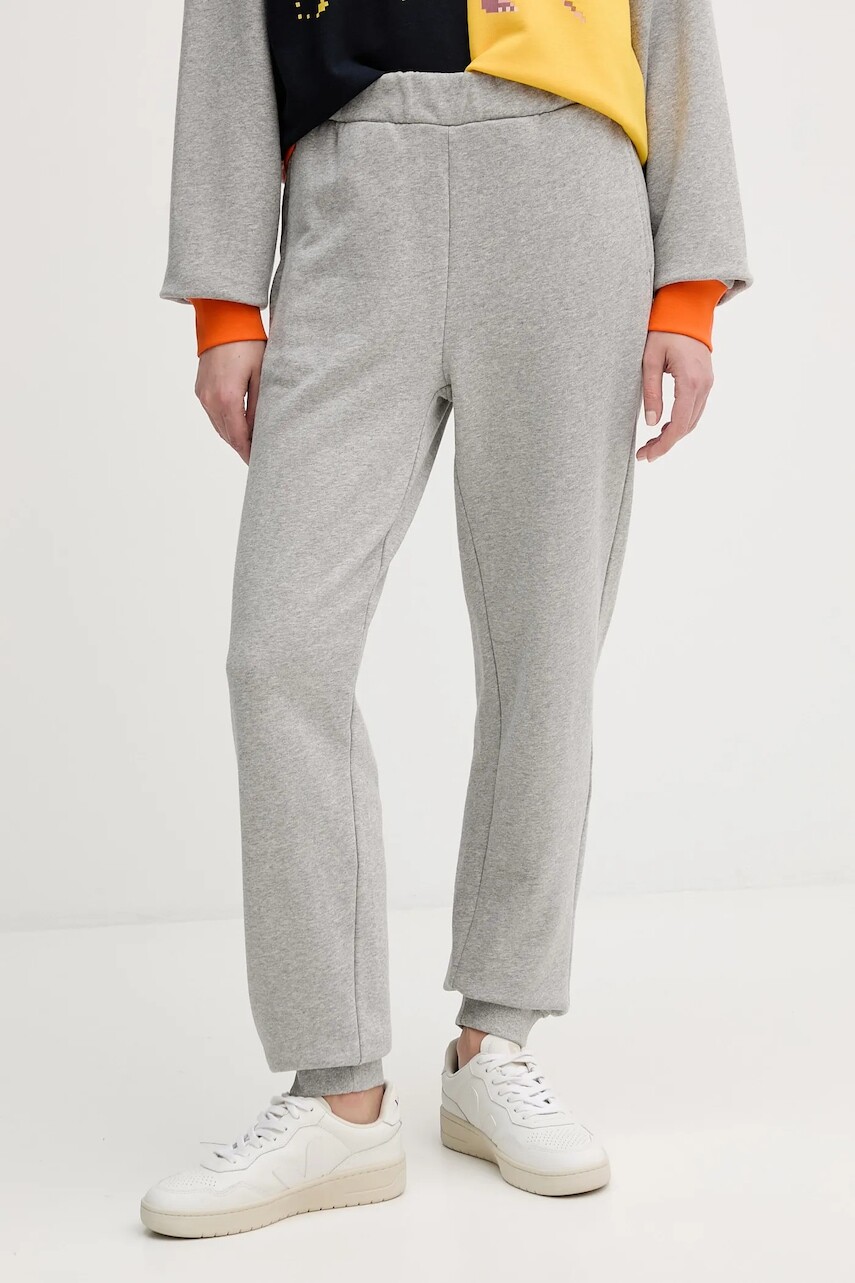 Bavlnené tepláky United Colors of Benetton x Stranger Things šedá farba, jednofarebné, 33NVDF01G