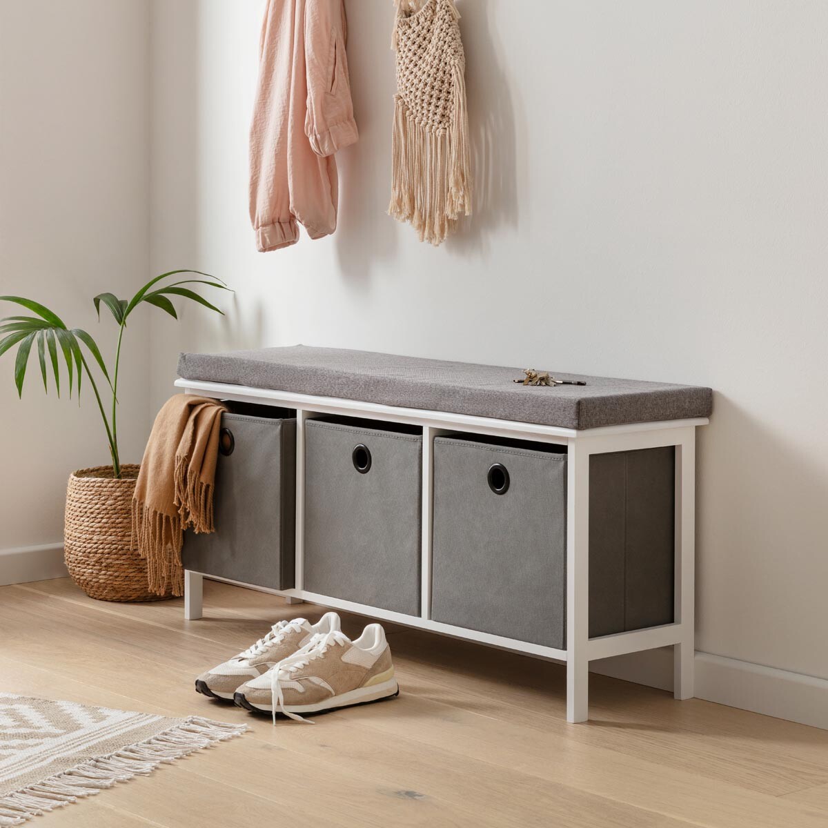 Lavice s úložnými košíkmi