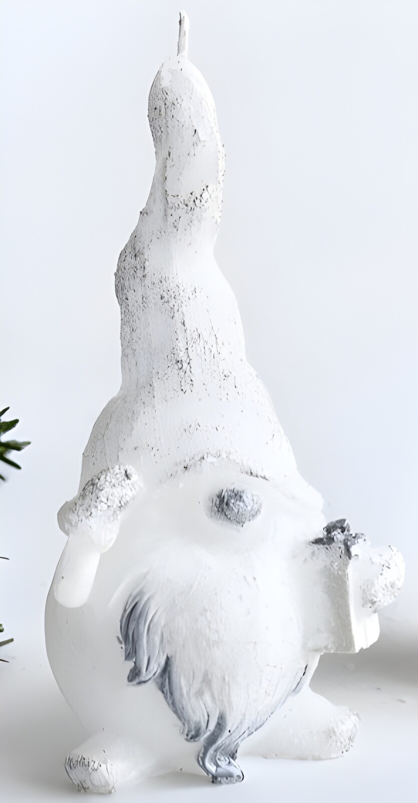 Vánoční dekorativní svíčka Skřítek 15 cm bílá