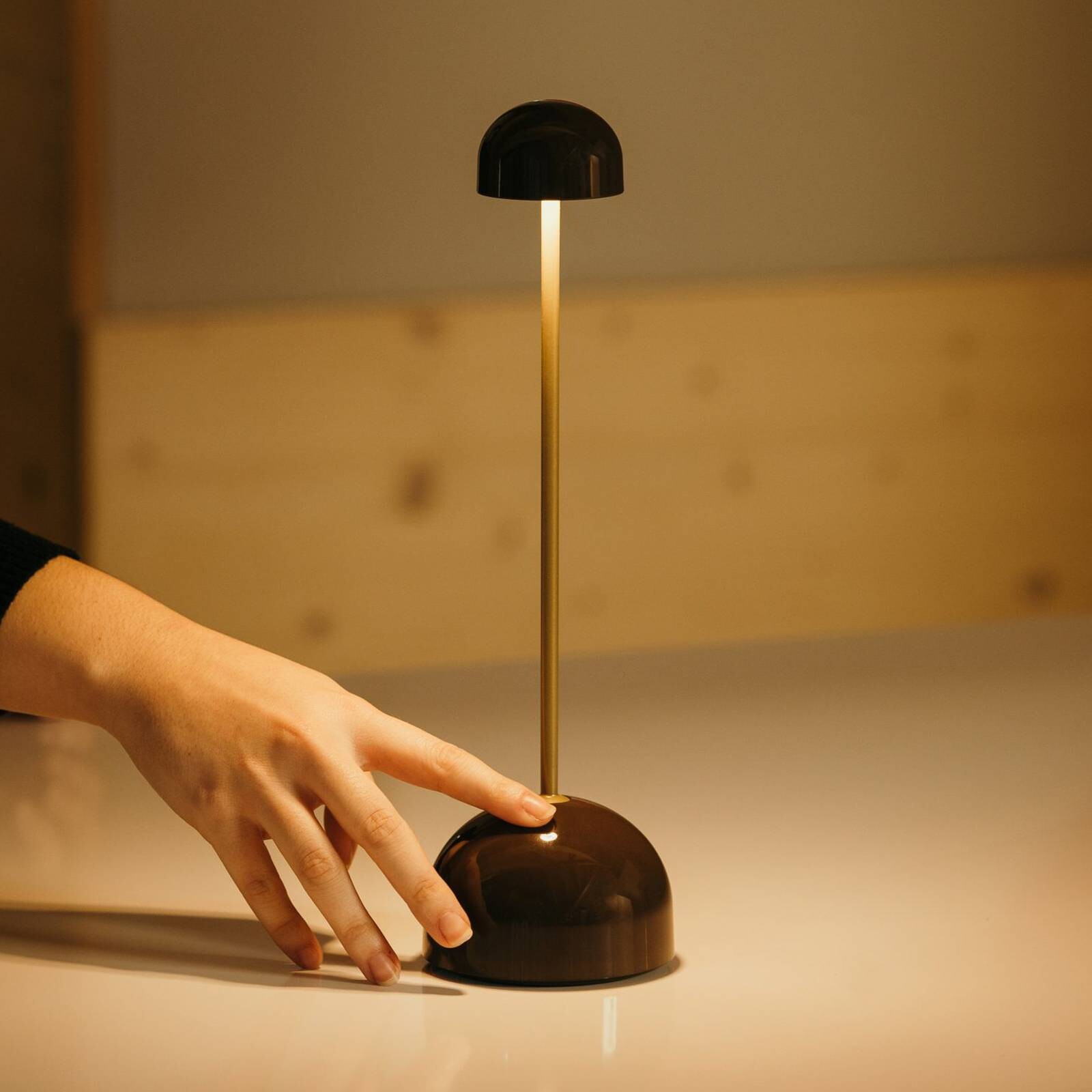 MARSET stolová LED lampa Sips, hnedá/zlatá, 31 cm, oceľ