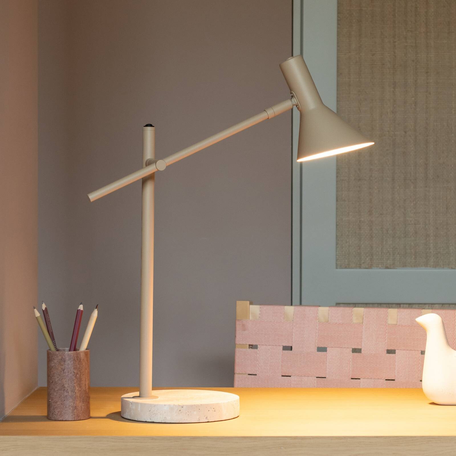 It's about RoMi stolová lampa Izmir, piesková farba, výška 59 cm