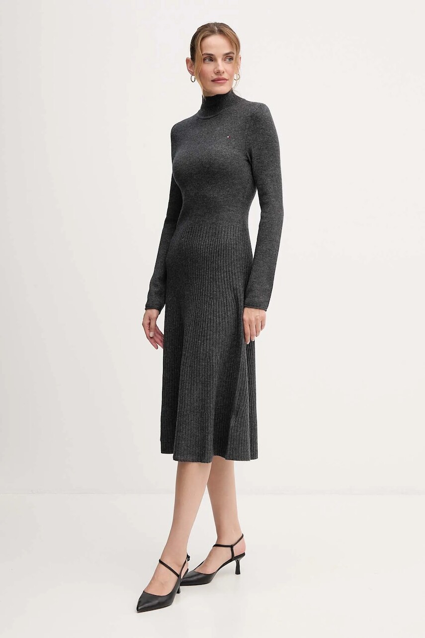 Vlnené šaty Tommy Hilfiger šedá farba, midi, áčkový strih, WW0WW47303