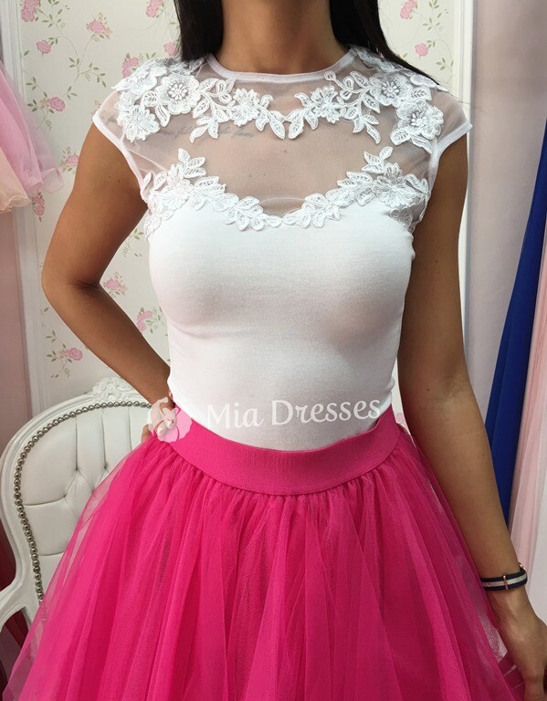 Poškodený tovar - Biely top so sieťkou zdobenou kvietkami Veľkosť: S