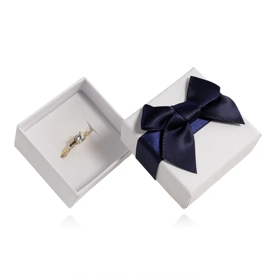 Biela papierová krabička na šperky s modrou saténovou mašľou