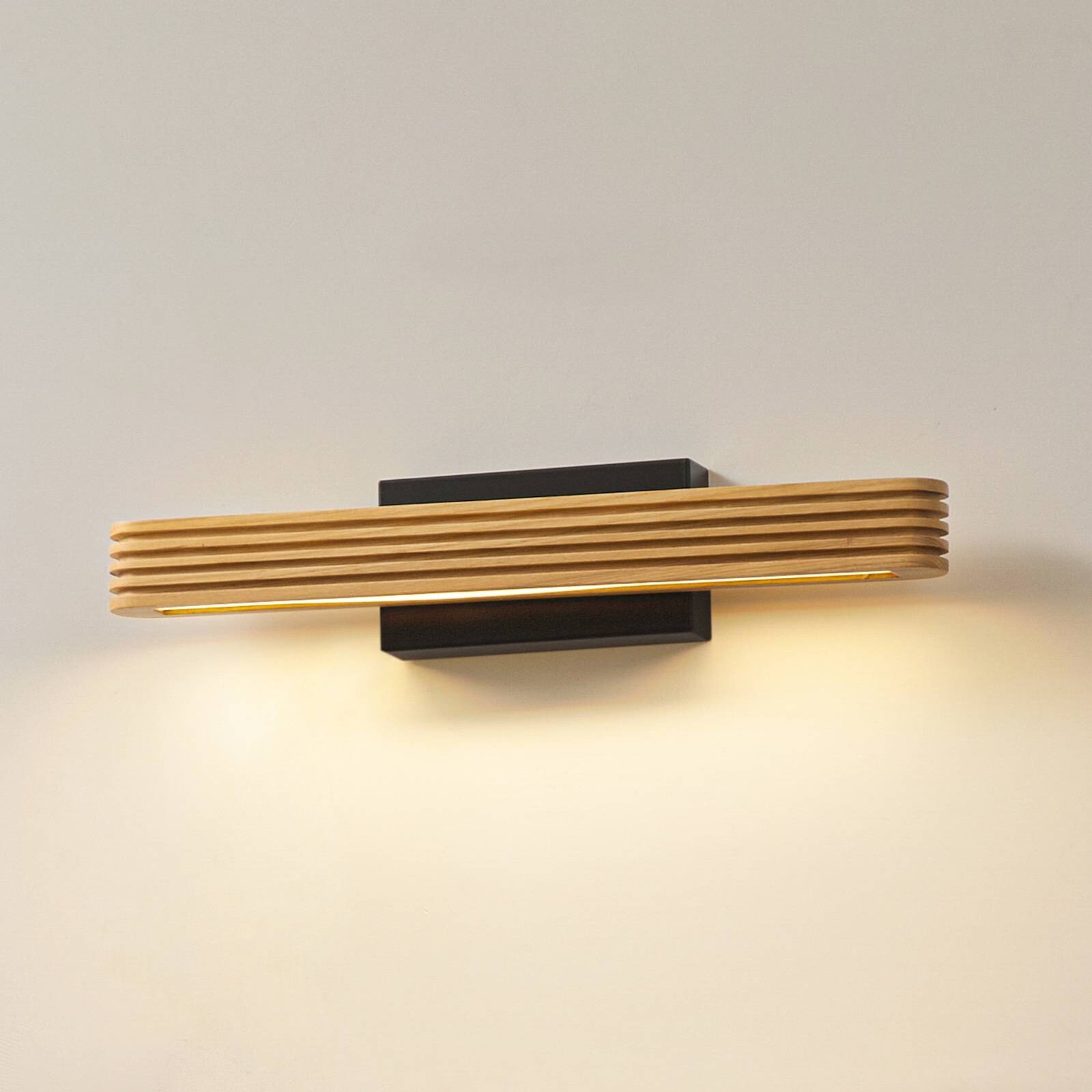 Lucande LED nástenné svetlo Lieske, 40 cm, drevo, čierne