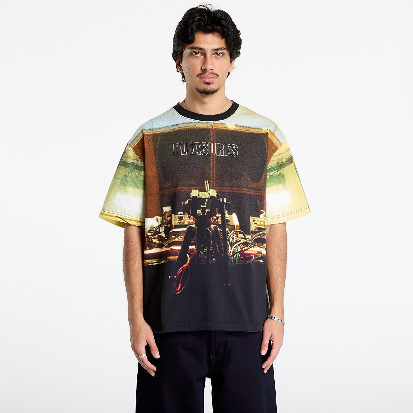 Tričko PLEASURES x Boiler Room Venue Heavyweight Shirt Multi S