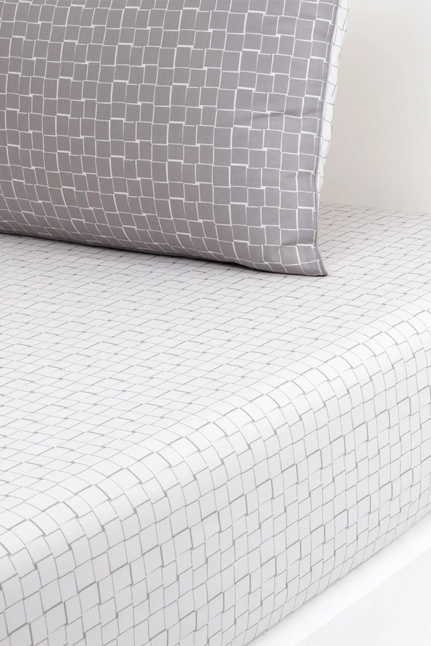 Bavlnená napínacia plachta Lacoste L BLOCK Greige 90 x 200 cm šedá farba