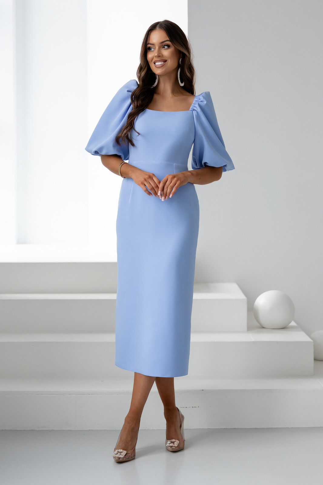 Lacoria Svetlomodré priliehavé midi šaty s balónovými rukávmi Veľkosť: M