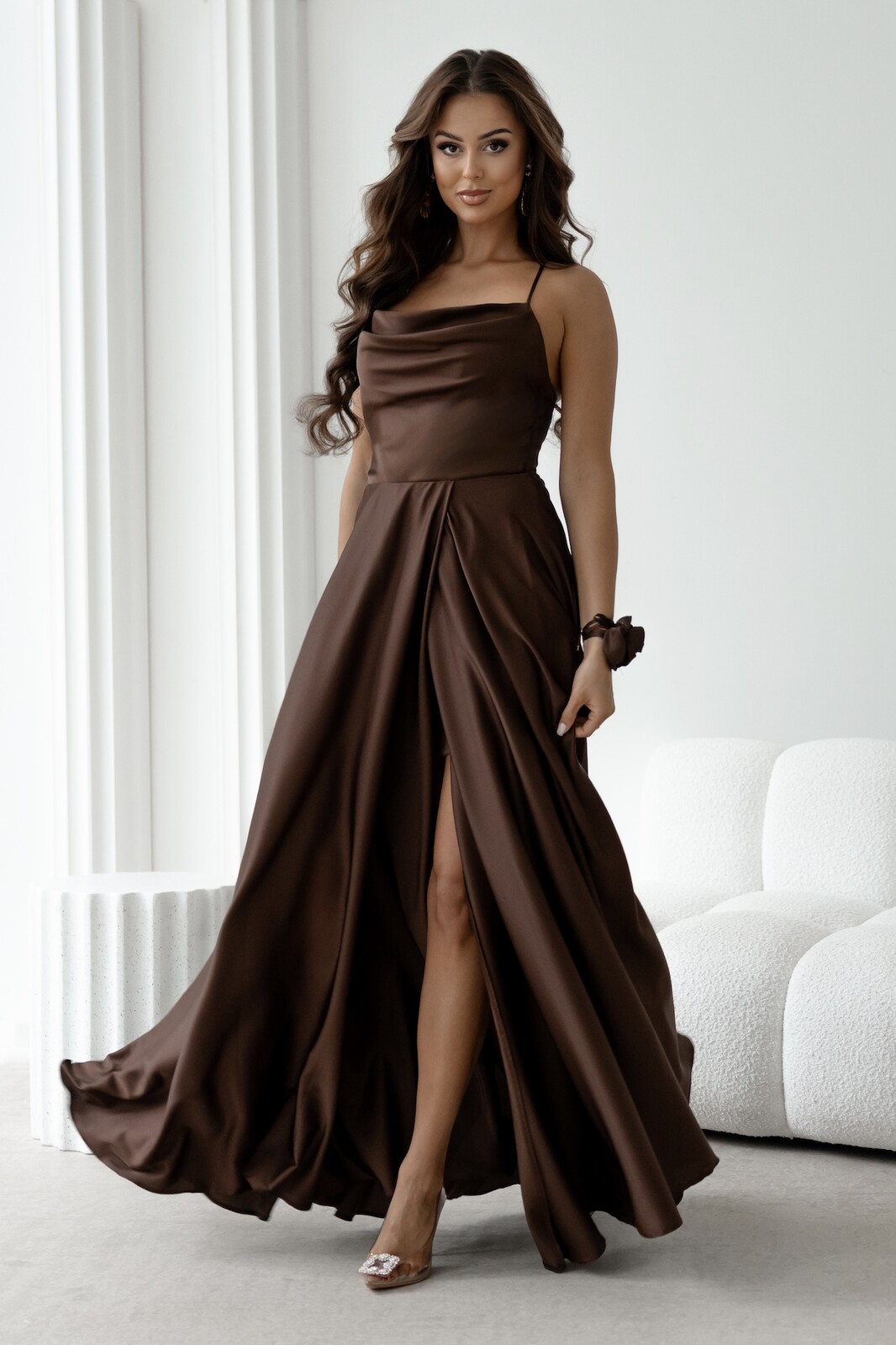 Lacoria Hnedé saténové šaty s rozparkom Veľkosť: M