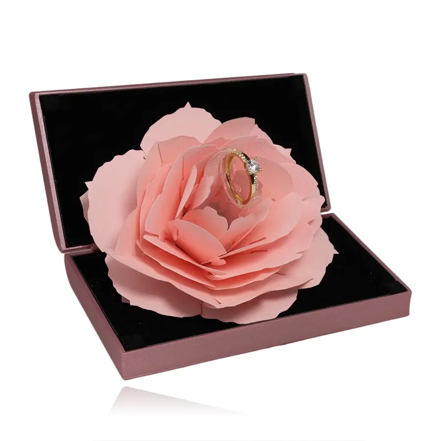 Ružová darčeková krabička na prsteň s rozvíjacou sa papierovou ružou