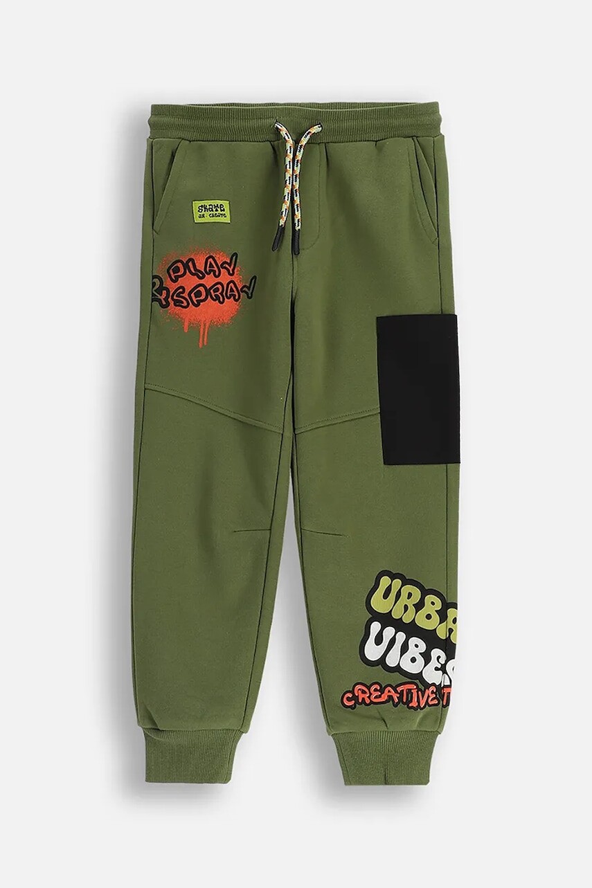 Detské bavlnené tepláky Coccodrillo zelená farba, s potlačou, SPORTS BOY KIDS