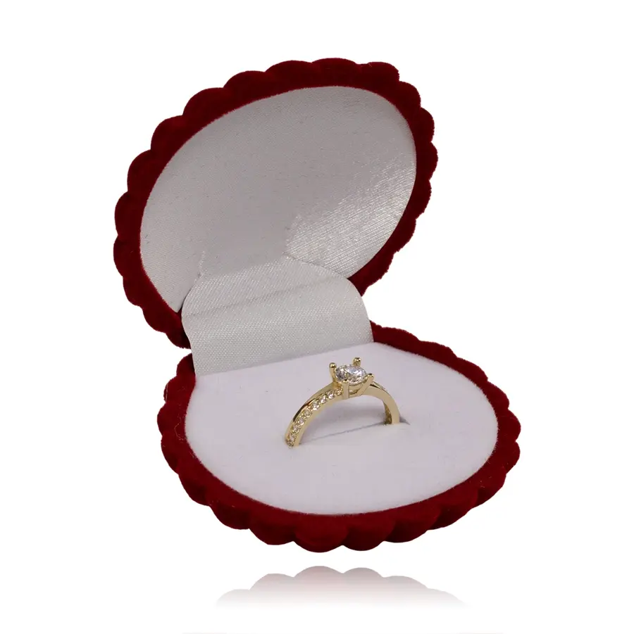 Červená zamatová krabička na šperky v tvare mušle