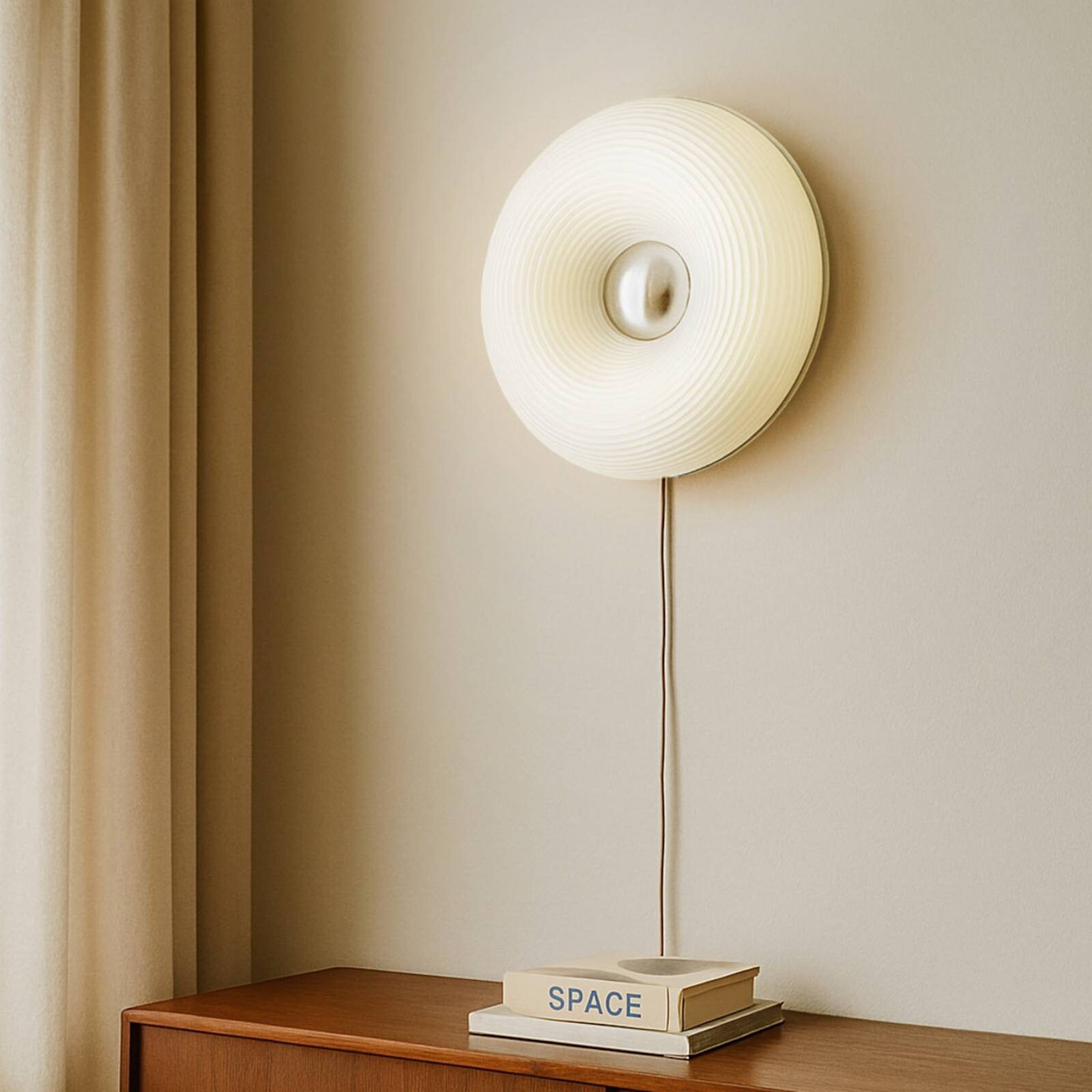 Lindby LED stolná/nástenné svetlo Fjora, biela/chróm, Ø 30 cm, stmievateľné.