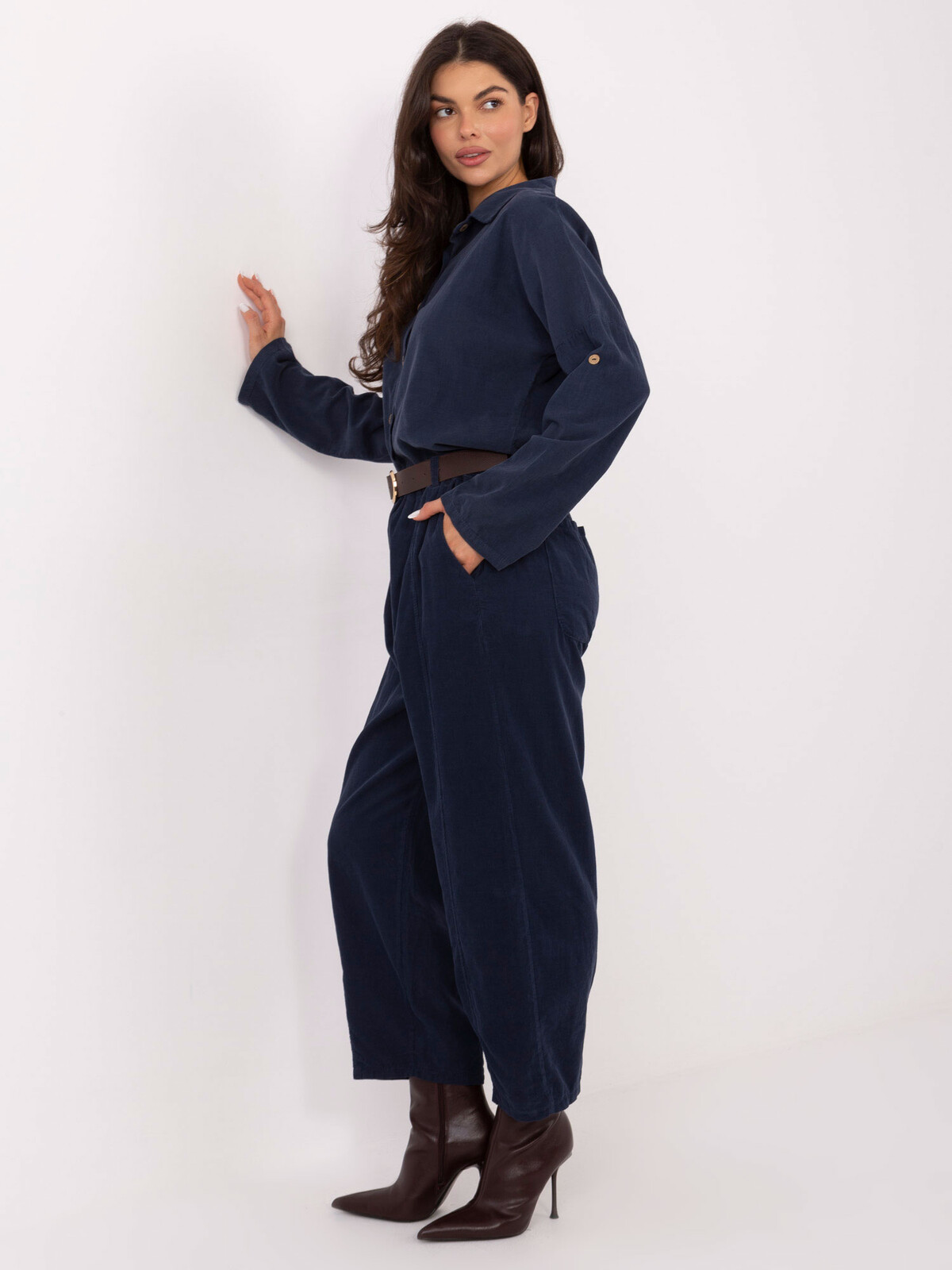 Tmavomodré nohavice s opaskom