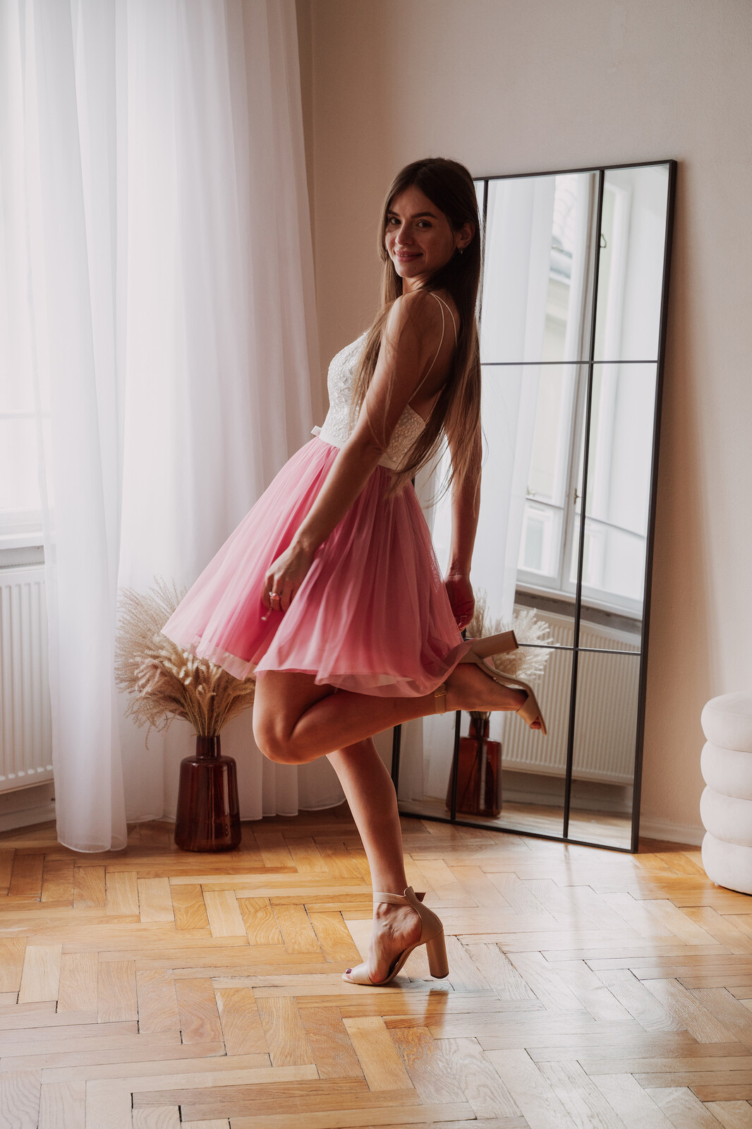 Bicotone Bielo-ružové krátke šaty s tylovou sukňou Veľkosť: M