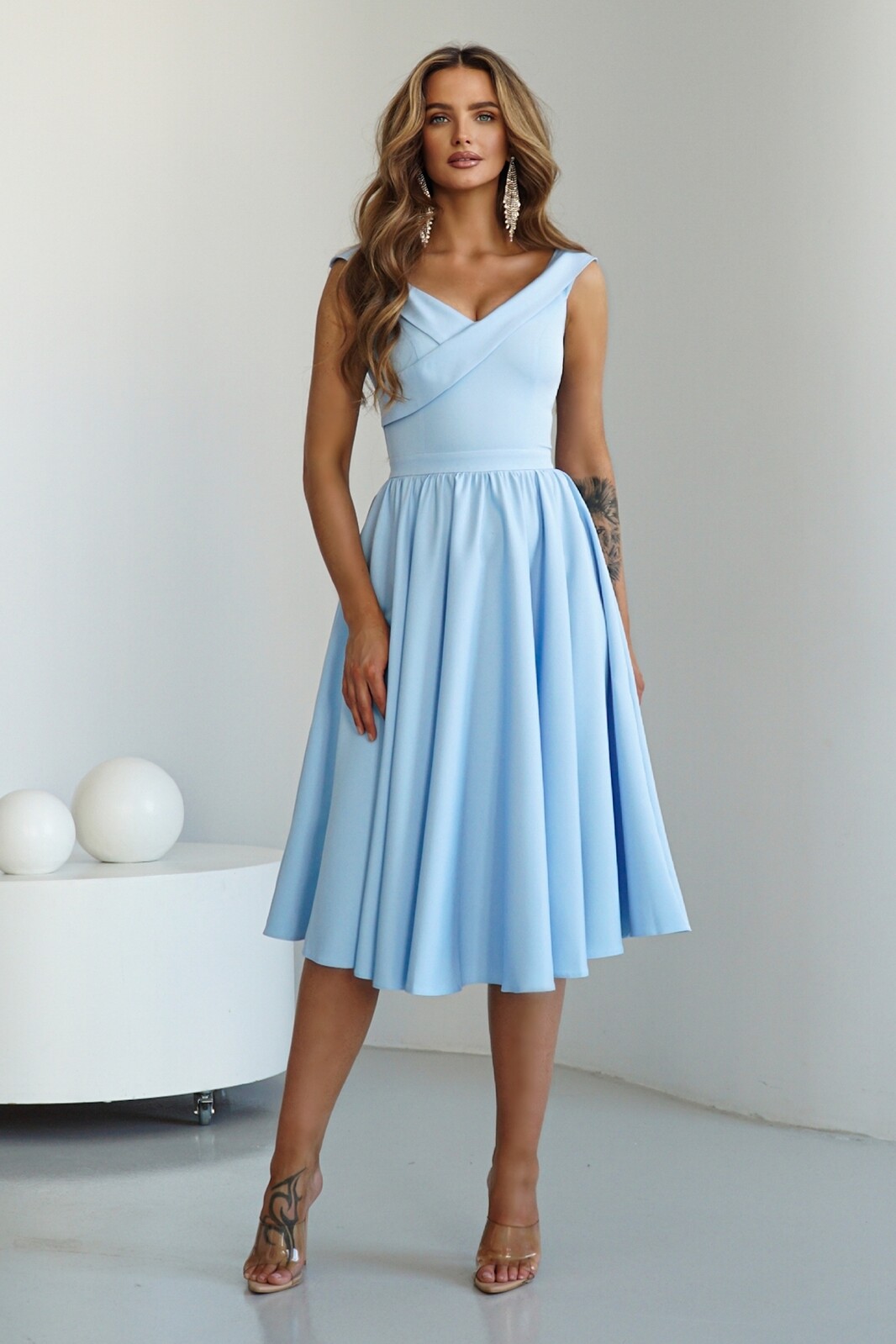 Warsaw Dress Svetlomodré áčkové midi šaty Veľkosť: XS