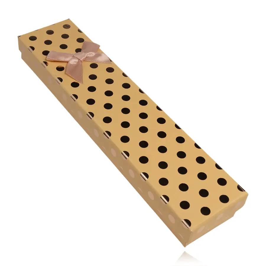 Podlhovastá oranžová krabička na náramok s ružovou mašľou a bodkami