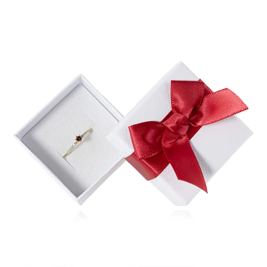 Biela papierová krabička na šperky s červenou saténovou mašľou