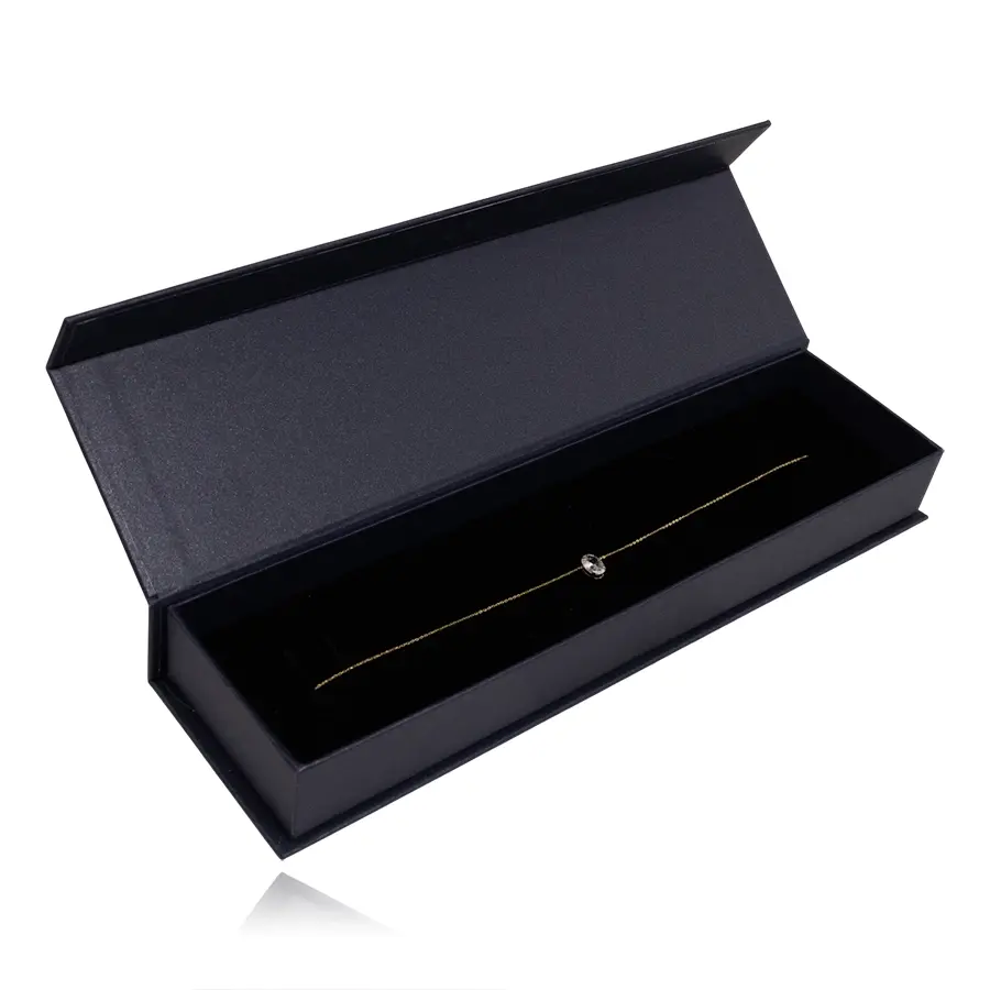 Tmavomodrá darčeková krabička na náramok s čiernou poduškou