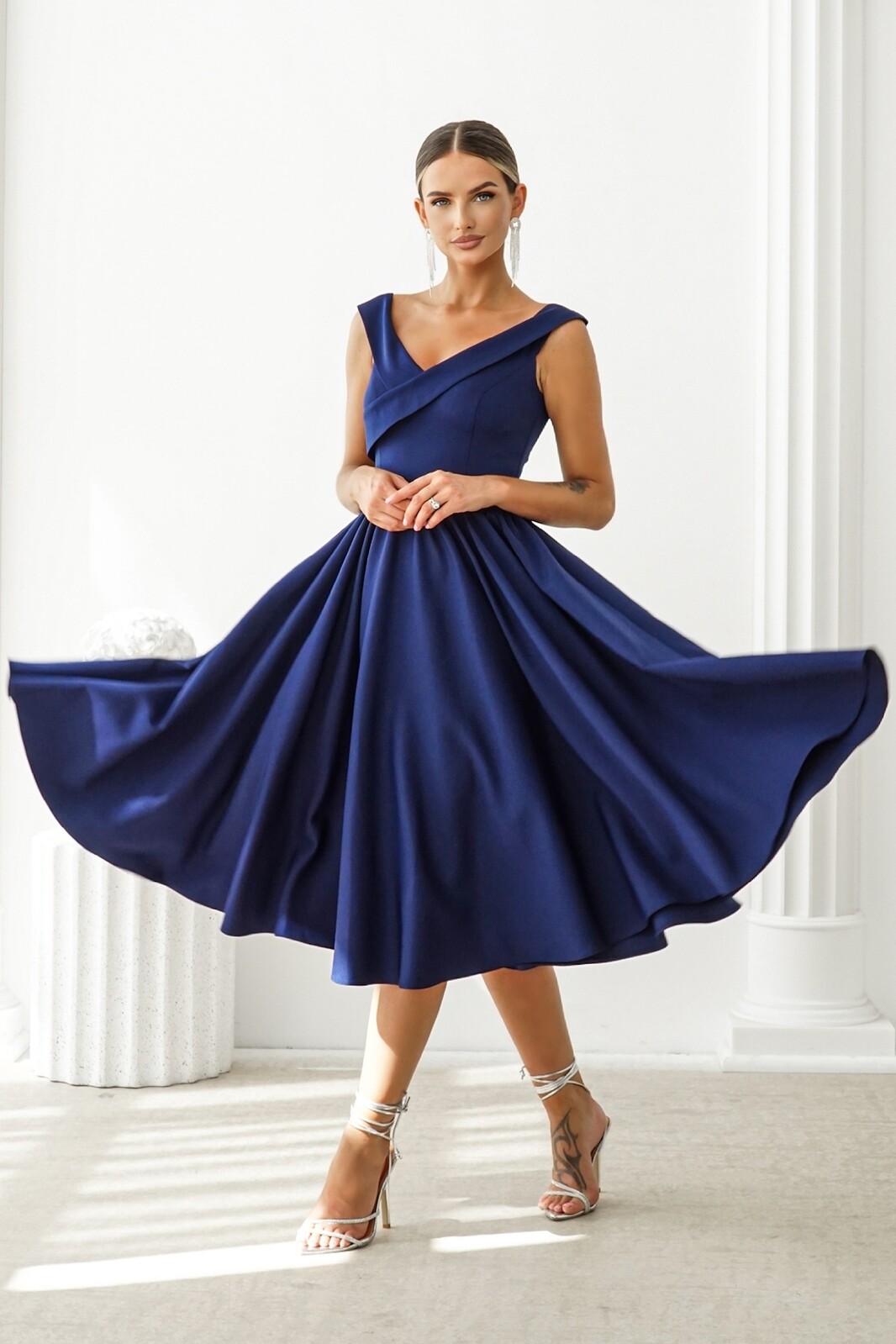 Warsaw Dress Tmavomodré áčkové midi šaty Veľkosť: M