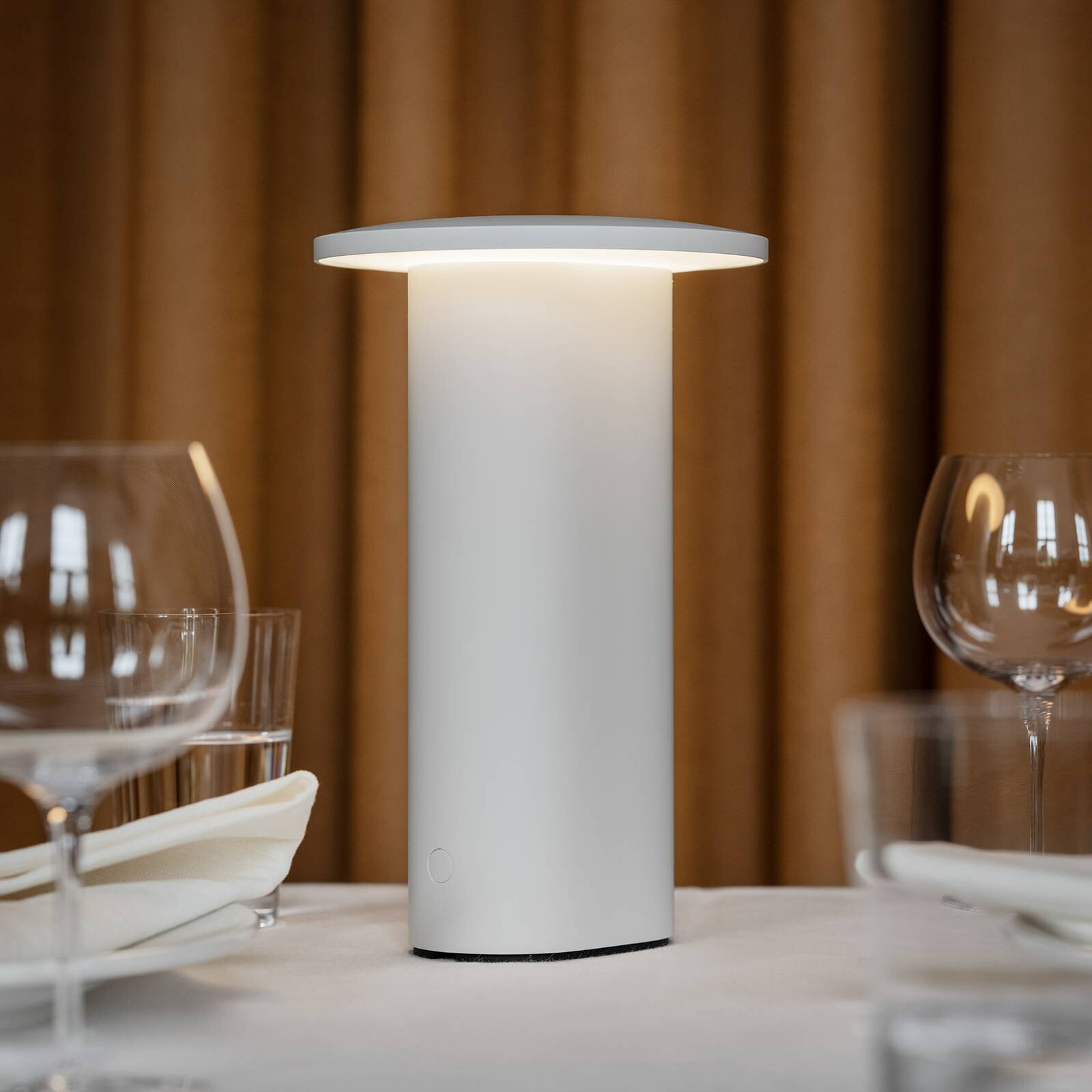 Fritz Hansen stolová LED lampa Solae, biela, hliník, IP44