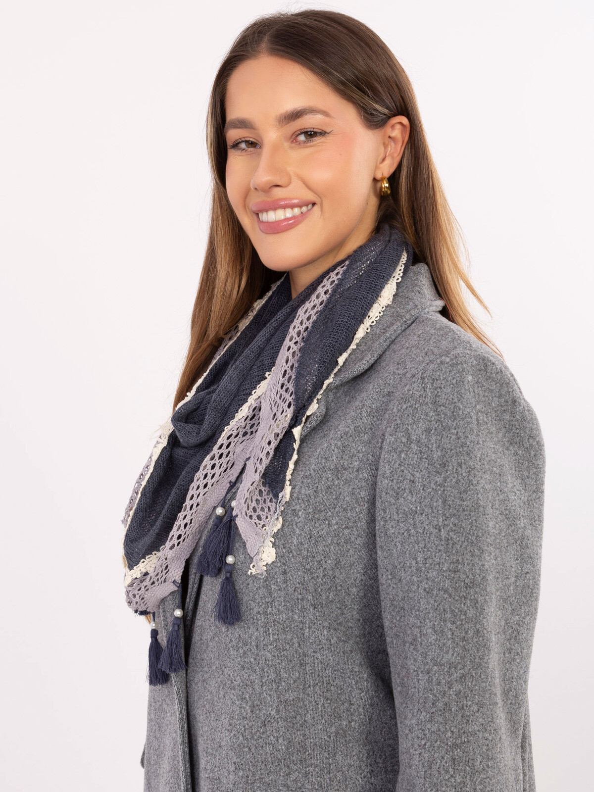 Tmavomodrý šál s ozdobnými strapcami