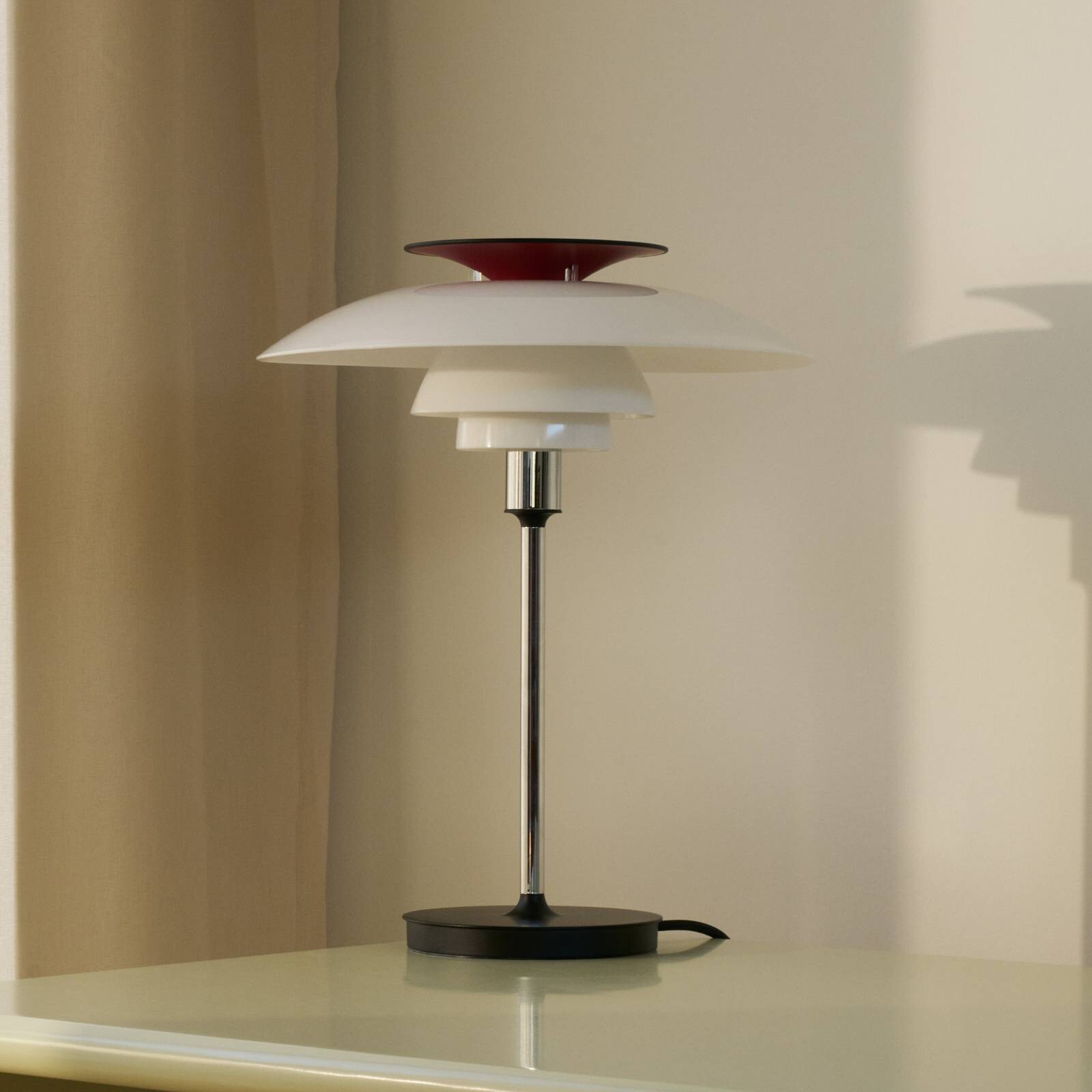 Louis Poulsen stolová lampa PH80, biela/červená/chrómová, výška 40 cm