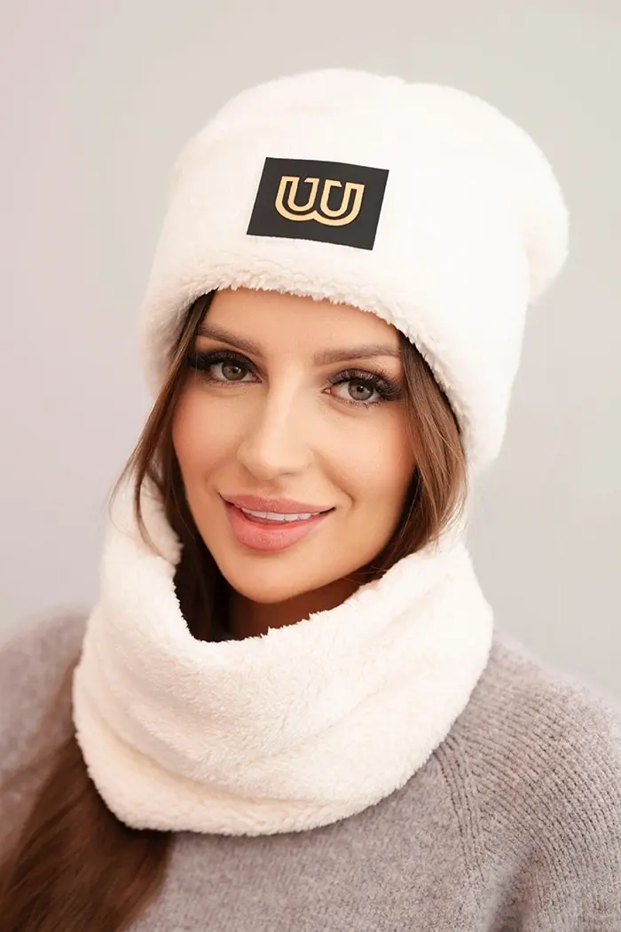 Polski Dámsky polarový set čiapka a šál s ozdobnou nášivkou svetlý béžový