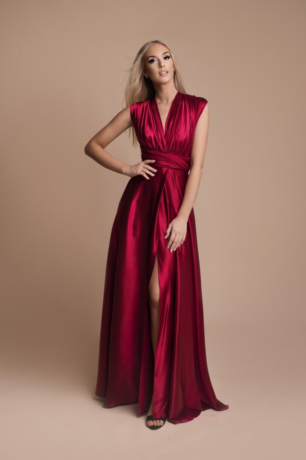 Eva & Lola Vínové lesklé šaty na viazanie Veľkosť: L