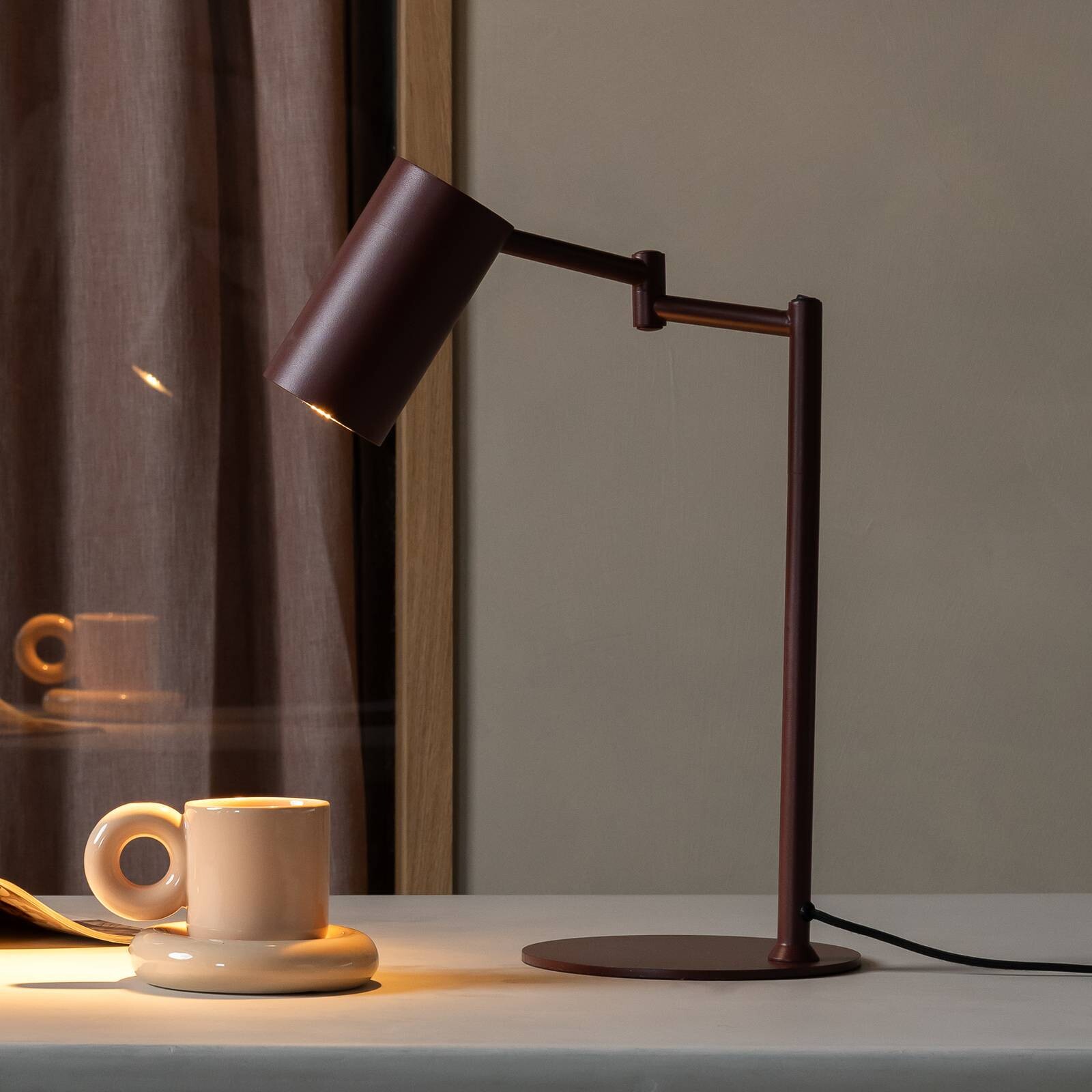 It's about RoMi stolová lampa Bilbao, tmavočervená, výška 48 cm