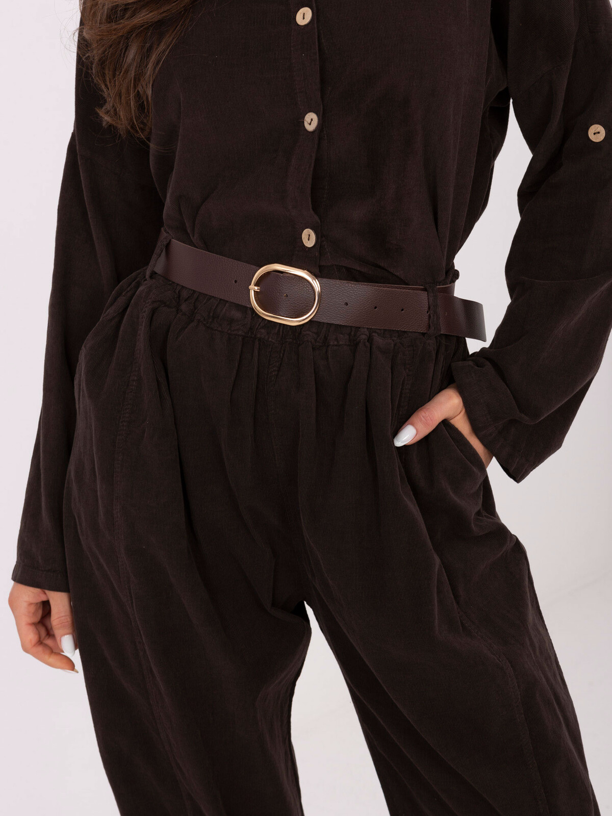 Tmavohnedé nohavice s opaskom