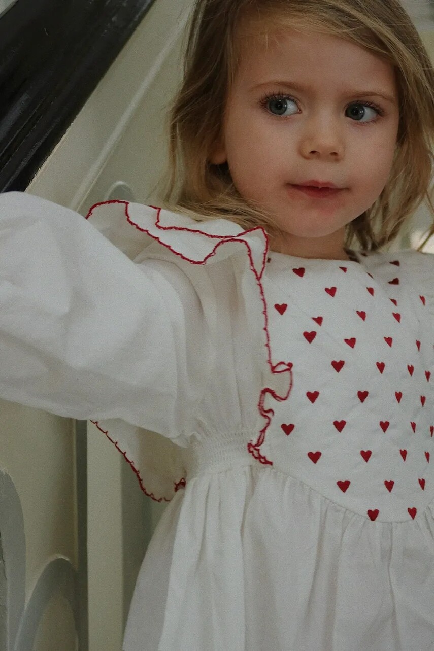 Dievčenské bavlnené šaty Konges Sløjd COEUR DRESS GOTS biela farba, mini, áčkový strih, KS104268