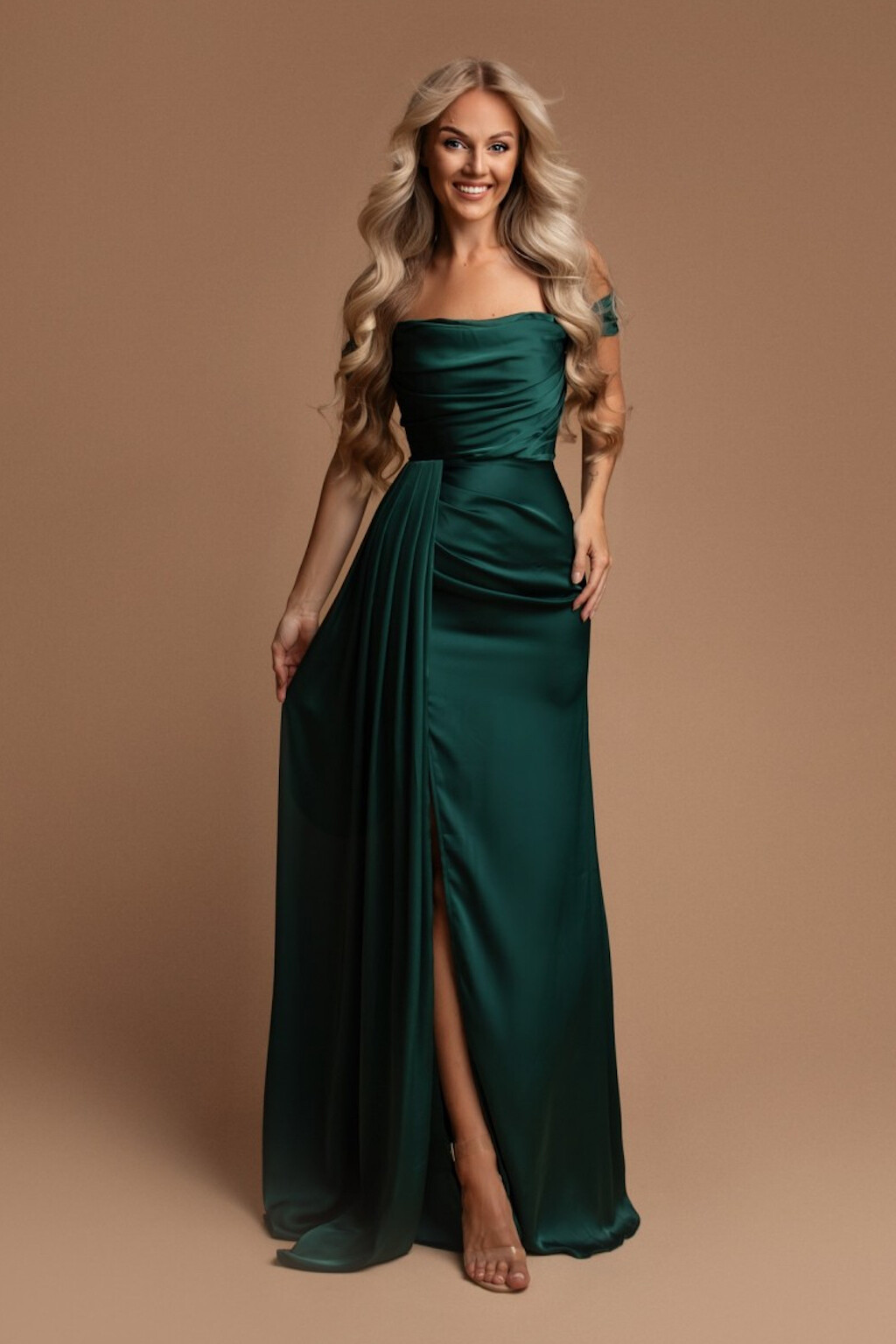 Eva & Lola Poškodený tovar - Smaragdové priliehavé šaty spustené na ramená Veľkosť: L