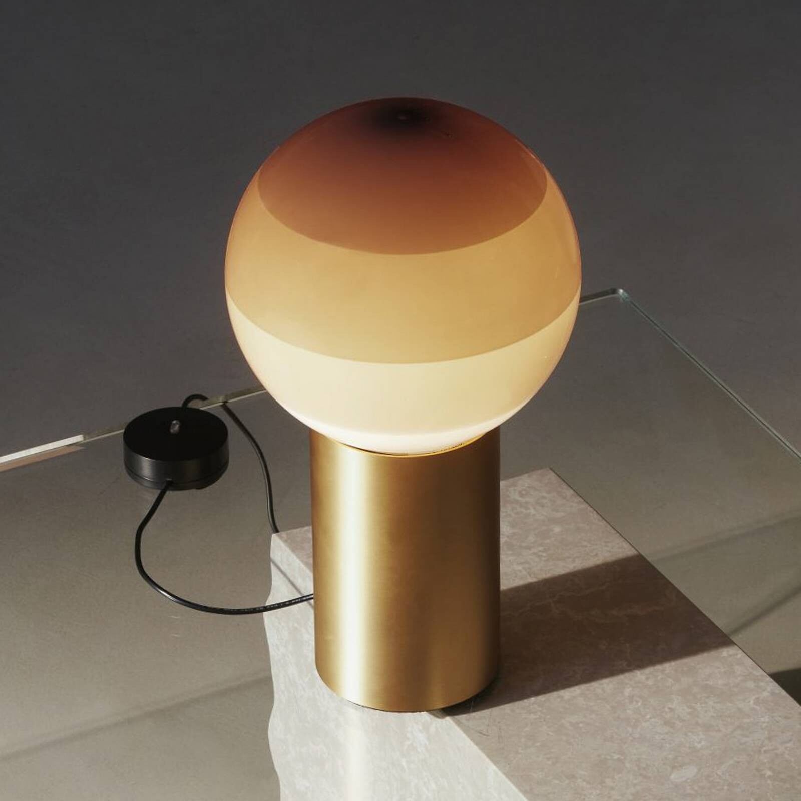 Stolová lampa MARSET Dipping Light, výška 22 cm, krémová/mosadz