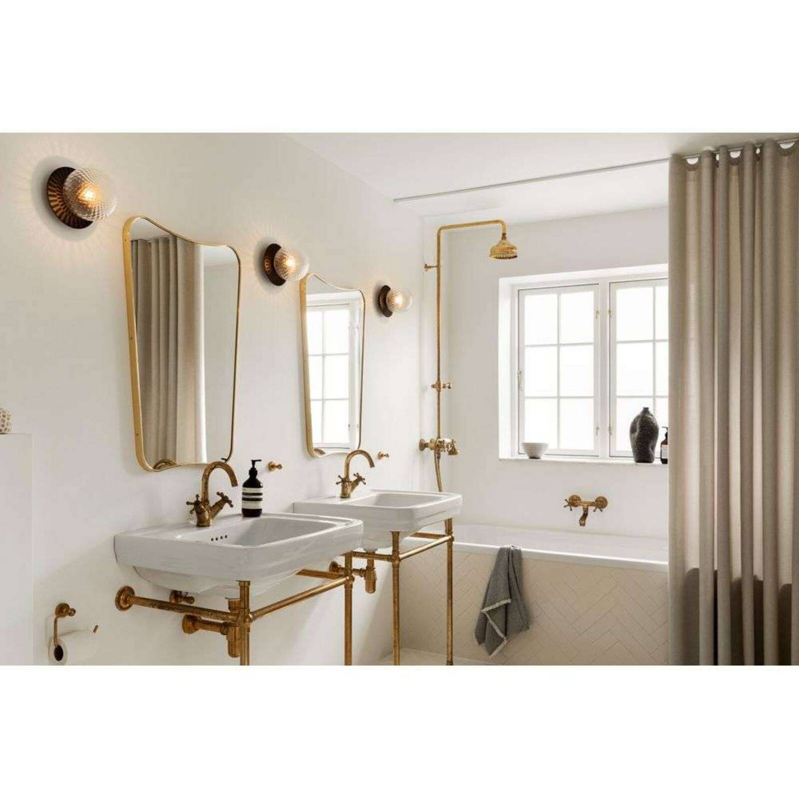 Nuura nástenné svetlo Liila 1 IP44 Ø 16 cm, čierna/číra