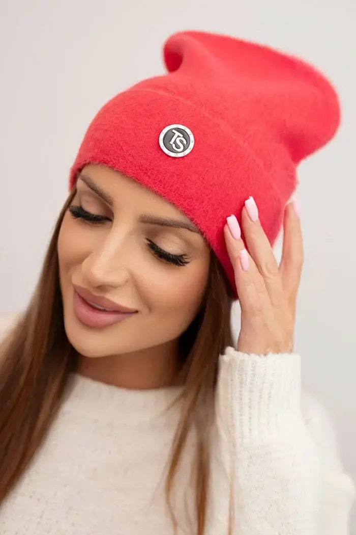 Polski Dámska čiapka mäkká z huňatej priadze s ozdobnou plaketou malinová