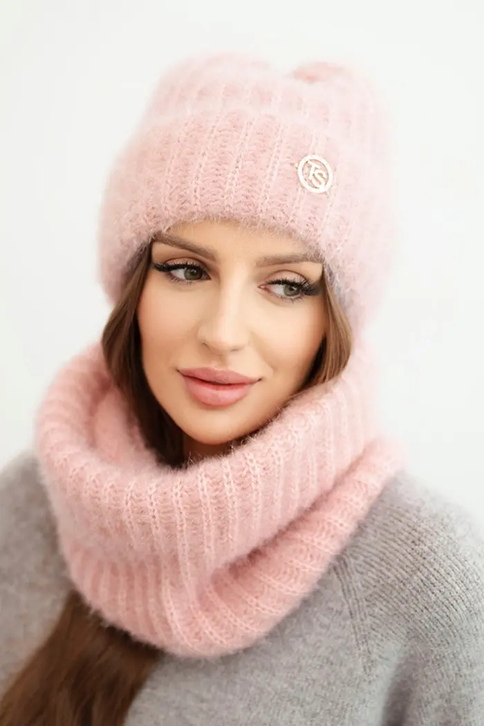 Polski Dámsky komplet čiapka a šál zimný nadýchaný s ozdobným emblémom čierny