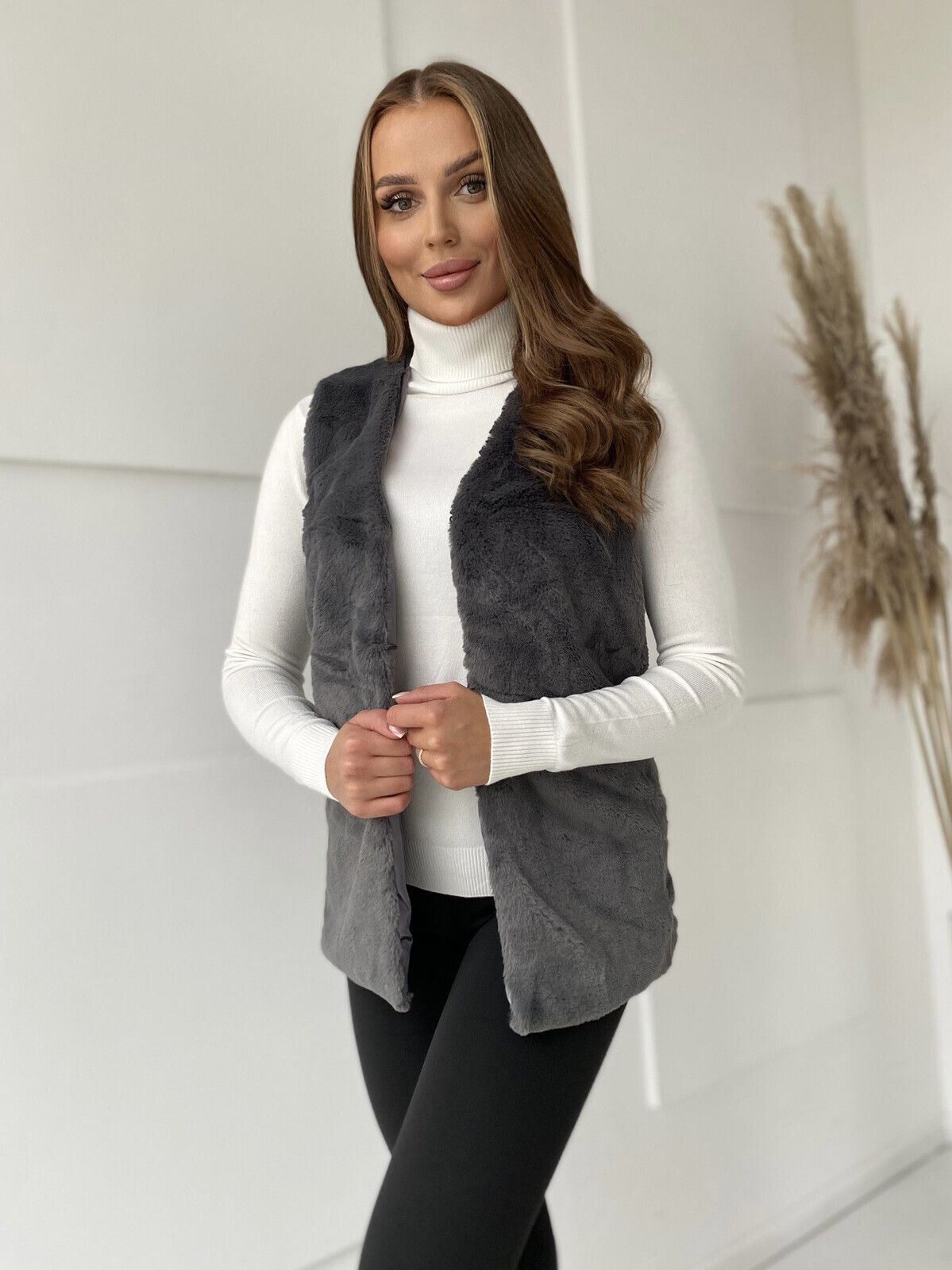 Dámska grafitová vesta s háčikovým zapínaním