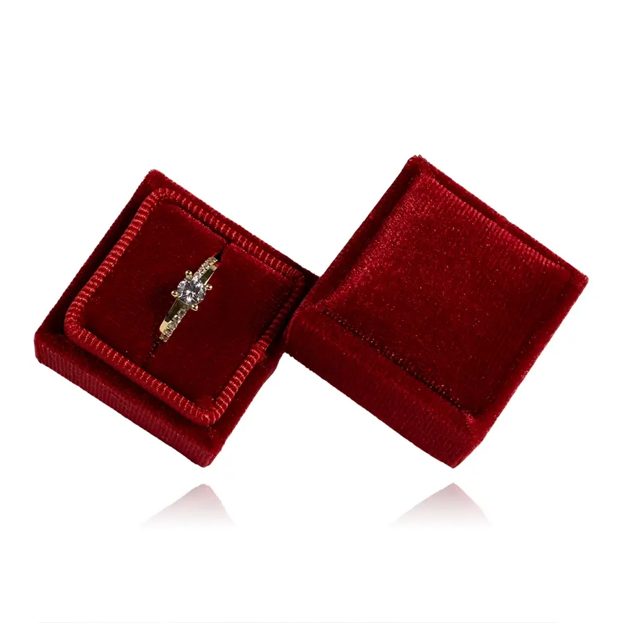Darčeková krabička na prsteň červenej farby so semišovým povrchom