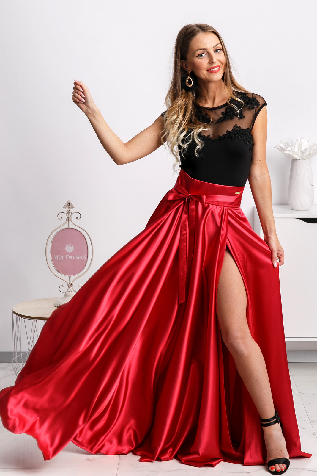 Parisse Poškodený tovar - Červená saténová sukňa s rozparkom Veľkosť: M