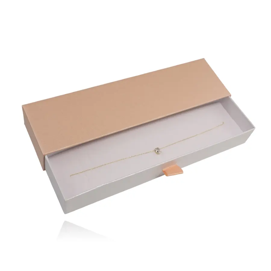 Ružová papierová krabička na náramok s bielym vysúvacím vnútrom a poduškou
